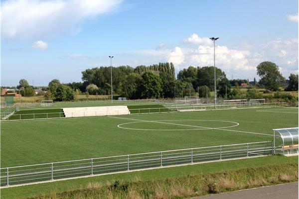 Aanleg sportpark met 3 kunstgras en 2 natuurgras voetbalvelden, atletiekpiste in PU en omgevingswerken - Sportinfrabouw NV